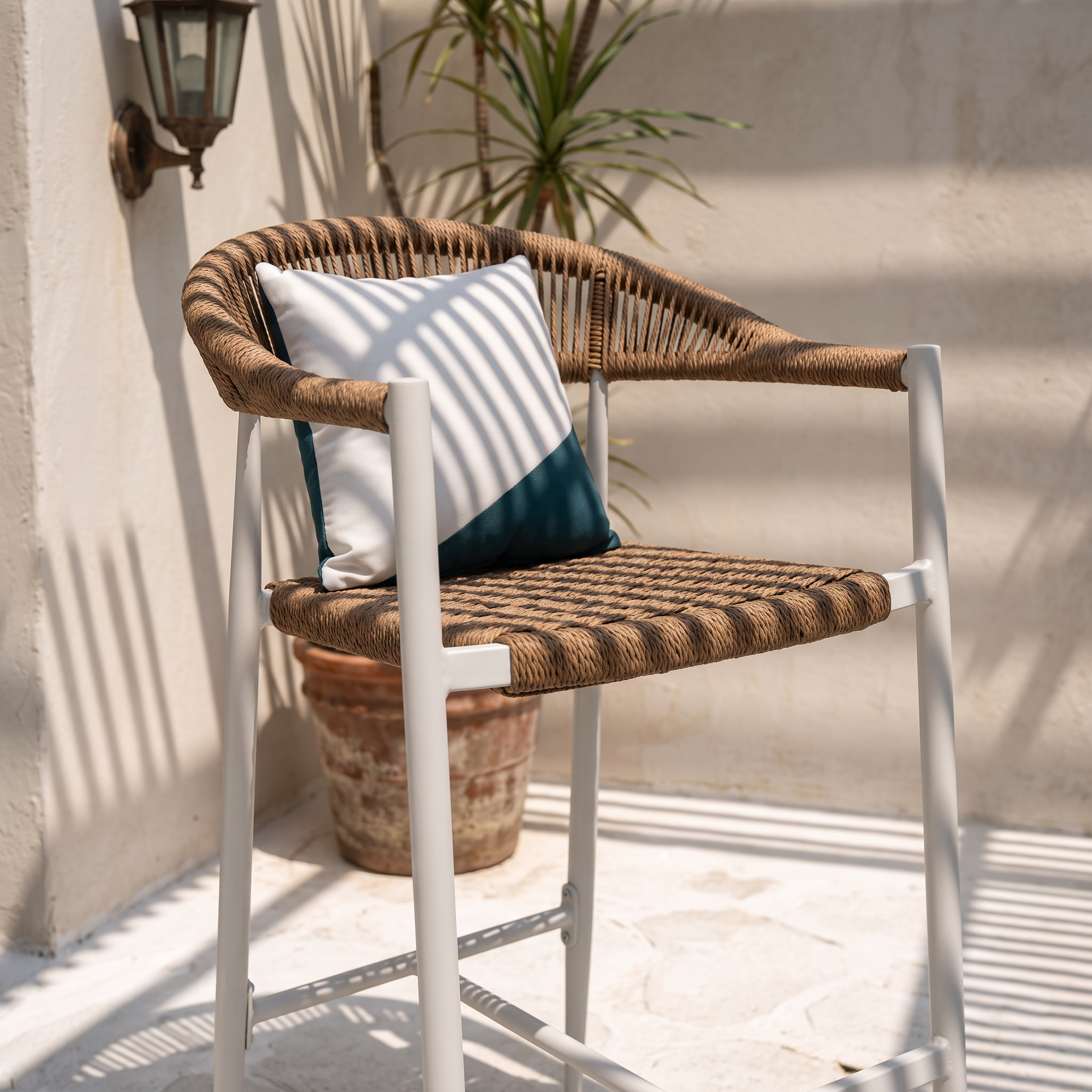 Taburete de bar alto con reposabrazos, de aluminio y ratán sintético Ibiza