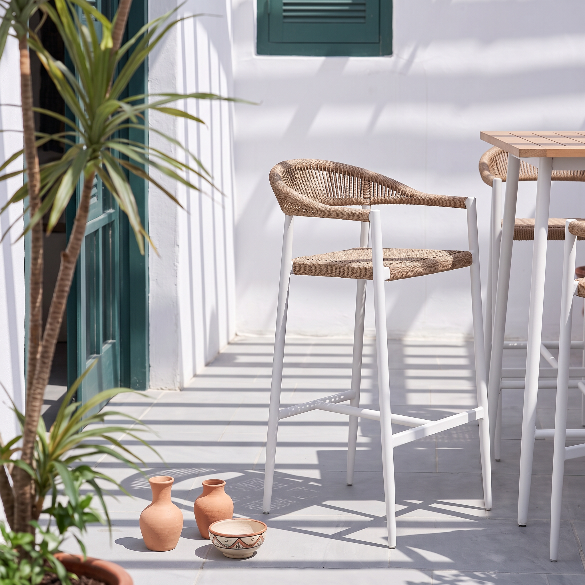 Taburete de bar alto con reposabrazos, de aluminio y ratán sintético Ibiza